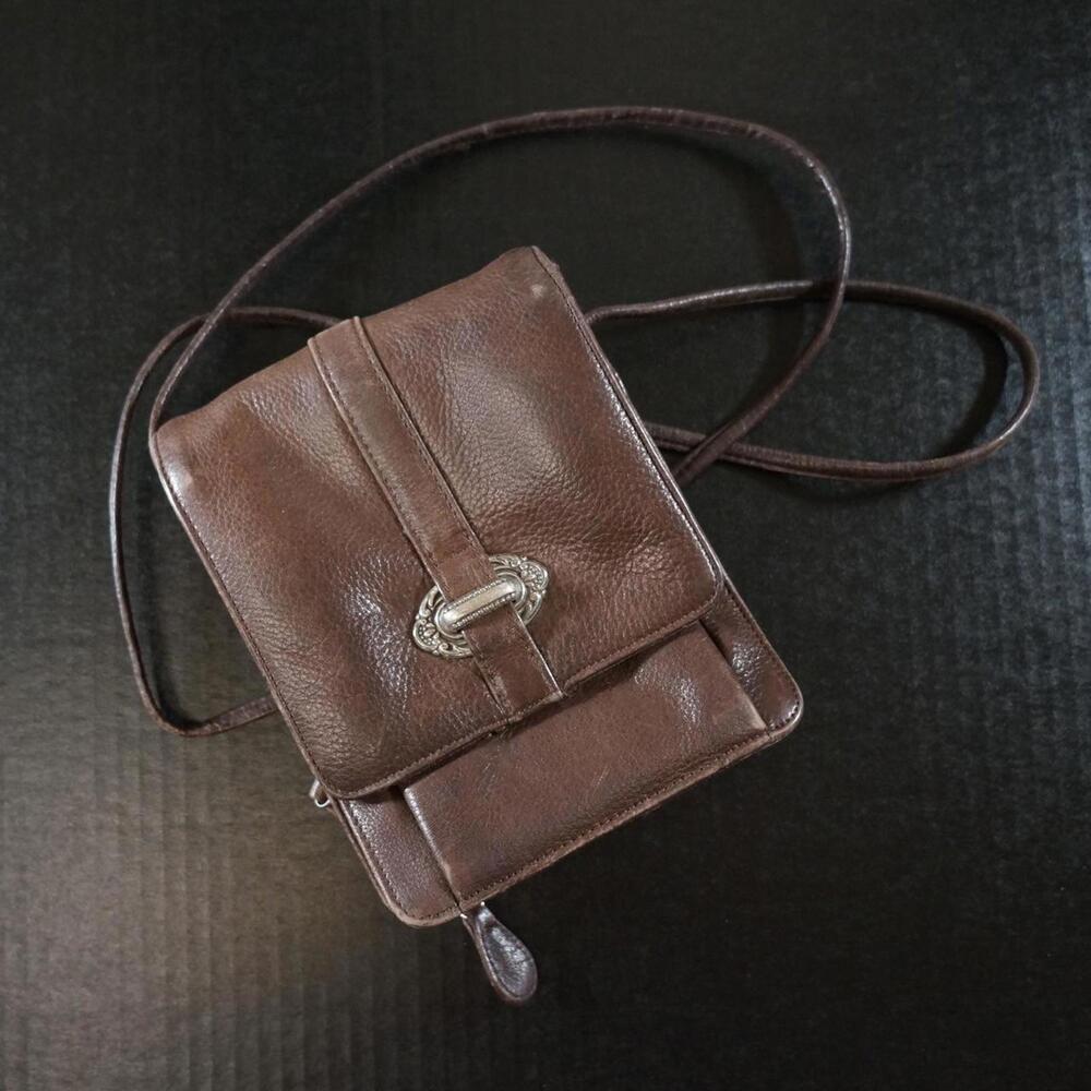vintage Fossil crossbody in rich brown leather & signature silver tone hardware